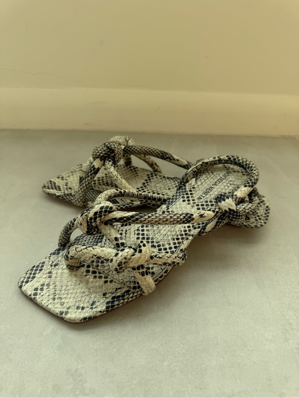 Bottega Veneta Jimbo Black & Cream Snakeskin Knot-Detail Sandals - Picture 12 of 15